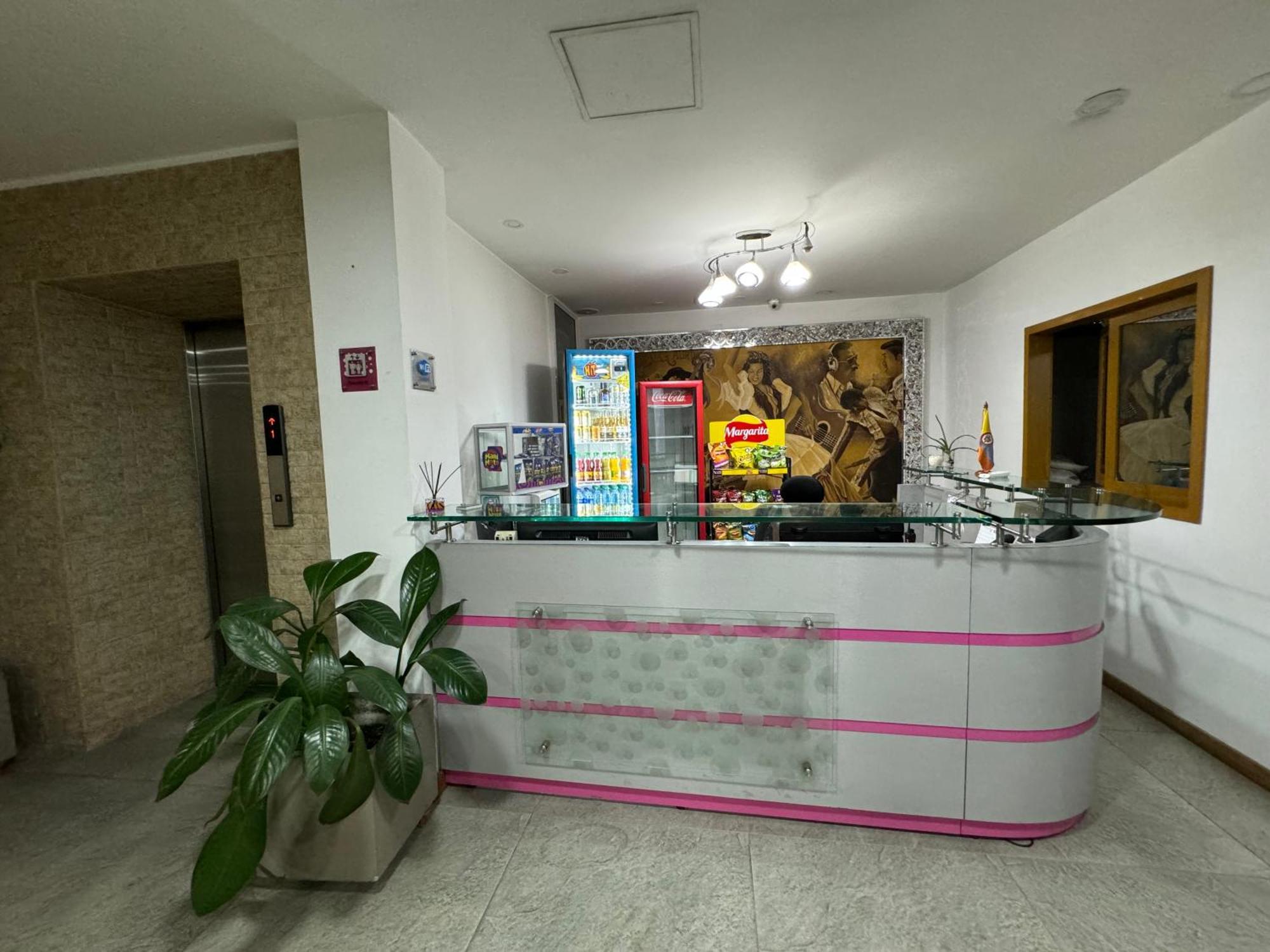 Hotel San Antonio Plaza Кали Екстериор снимка