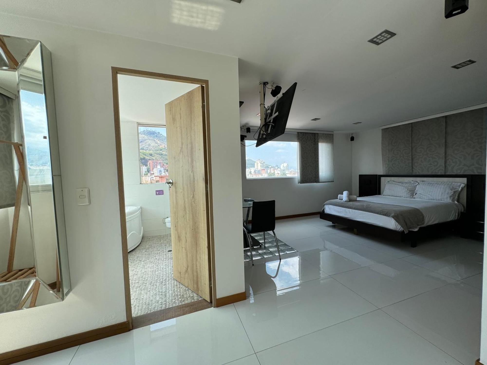 Hotel San Antonio Plaza Кали Екстериор снимка